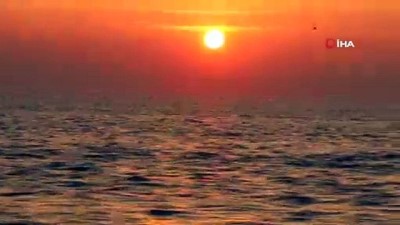 deniz kizi -  Deniz üstündeki gün batımı kartpostallık görüntüler oluşturdu  Videosu