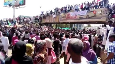 hukumet -  - Sudan’da Protestolar Bakanlık Önünde Sürüyor
- Polisten Biber Gazlı Müdahale Videosu