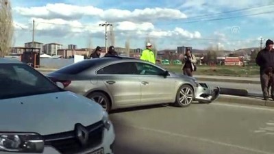 aydinlatma diregi - Otomobil refüjdeki direğe çarptı: 1 yaralı - SİVAS Videosu