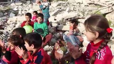 cocuk tiyatrosu - Suriyeli çocuklar kimyasal silah kurbanlarını tiyatroyla andı - İDLİB  Videosu