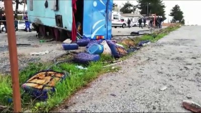 Tarım işçilerini taşıyan midibüs kamyonla çarpıştı: 1 ölü, 12 yaralı (2) - MANİSA