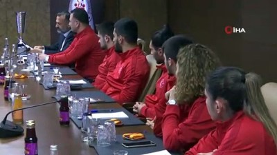 Bakan Kasapoğlu, milli karatecilerle bir araya geldi 