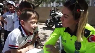 trafik egitimi -  Çocuklar Polis motoruna hayran kaldı  Videosu