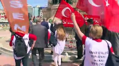 Hak-Sen üyeleri Kazancı Yokuşu'na karanfil, Taksim Cumhuriyet Anıtı'na ise çelenk bıraktılar - İSTANBUL 