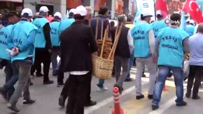insaat iscileri -  İşçiler yürüdü, onlar çalışmaya devam etti Videosu