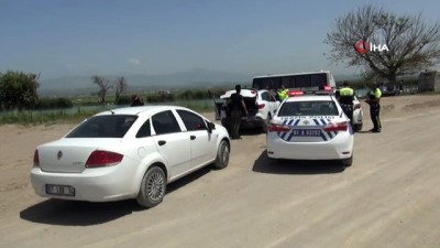 adrenalin -  Kocasına kızdı, ilçeyi birbirine kattı...Sinirlendiği eşinin aracını alıp yolda bulunan araçlara çarparak polisi peşine takan kadın güçlükle yakalandı  Videosu