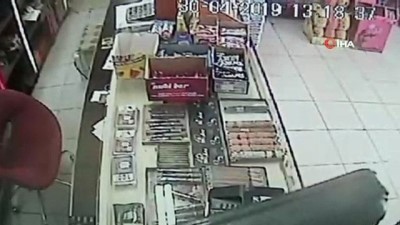 kadin hirsiz -  Market sahibinin dükkanı 1 dakika boş bırakması yetti... Hırsızlık anları kameraya yansıdı  Videosu