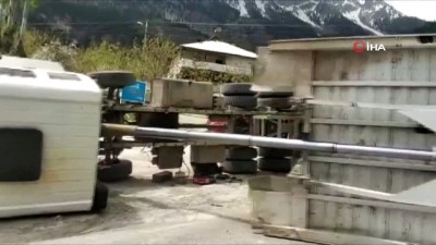 acil servis -  Mıcır yüklü kamyon yan yattı  Videosu