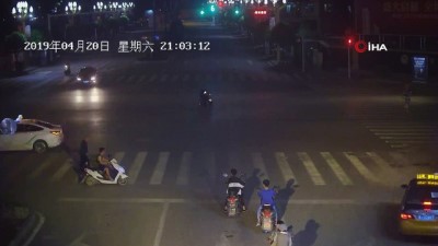 kamera -  - Motosikletli Sürücüden İnsanlık Dersi  Videosu