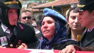 koy mezarligi -  Şehit annesi: 'Ben seni vatan için yetiştirdim. Hainlerin yüzünü güldürmeyeceğim ağlamayacağım'  Videosu