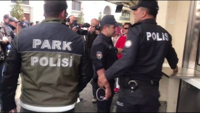 polis mudahale - Taksim Meydanı'na girmek isteyen gruptan 14 kişi gözaltına alındı - İSTANBUL  Videosu