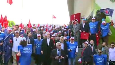 TÜRK-İŞ üyeleri Kazancı Yokuşu'na karanfil, Taksim Cumhuriyet Anıtı'na ise çelenk bıraktılar - İSTANBUL 