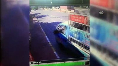 trafik isigi - El freni çekilmeyen kamyonet evin balkonuna çarptı - DENİZLİ  Videosu