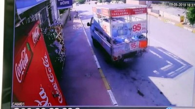 trafik isigi - El freni çekilmeyen kamyonet evin balkonuna çarptı - DENİZLİ Videosu