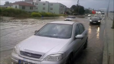 siddetli yagis -  Göle dönen yolda sürücüler zor anlar yaşadı Videosu