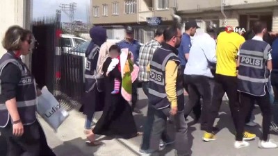 fuhus cetesi -  Hatay’da fuhuş çetesine darbe:İş vaadiyle kadınlara fuhuş yaptıran 2'si kadın 19 kişi gözaltına alındı  Videosu