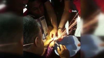 kucuk kiz -  Küçük kızın kapı açma makarasına sıkışan parmağını itfaiye çıkardı  Videosu