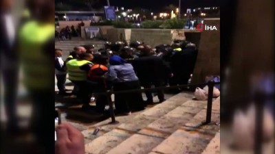teravih namazi -  - srail, Mescidi Aksa'da Teravih Namazı Kılanlara Saldırdı: 6 Yaralı  Videosu