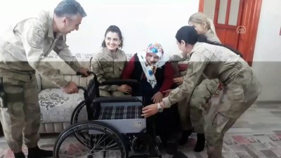 yasli kadin - Jandarmanın yardım eli Şeker teyzeyi sevindirdi - VAN  Videosu