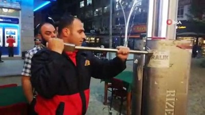  Rize'de yavru kedi operasyonu... Kediyi çıkartmak için telefondan kedi sesi açtılar 