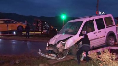 dikkatsizlik -  Sivas’ta trafik kazası: 8 yaralı Videosu