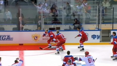 kirmizi hali -  | Buz hokeyi maçında sekiz gol atan Putin kutlama sırasında yere düştü  Videosu