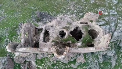  3 saatlik yürüyüşle ulaşılan, bin yıllık manastır havadan görüntülendi 