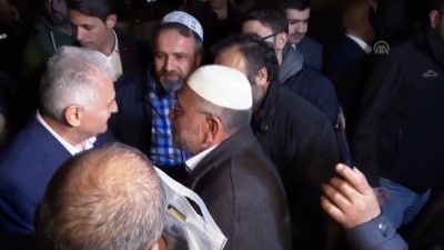 tezahur - Binali Yıldırım'a sabah namazı çıkışı yoğun ilgi (2) - İSTANBUL  Videosu