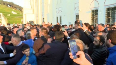 Binali Yıldırım'a sabah namazı çıkışı yoğun ilgi - İSTANBUL 