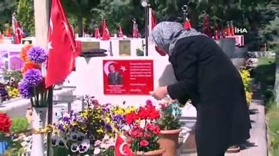  Cebeci ve Karşıyaka Şehitliği'nde hüzünlü 'Anneler Günü' 