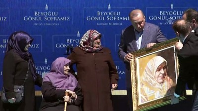 Cumhurbaşkanı Erdoğan'a annesi Tenzile Erdoğan'ın resmedildiği tablo hediye edildi - İSTANBUL