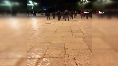 arbede -  İsrail askerleri namaz kılanları zorla çıkarttı  Videosu