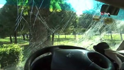  Otomobille çarpışan servis aracı yaklaşık 50 metre sonra ağaca çarparak durdu