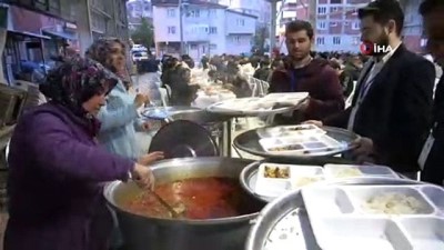 iftar sofrasi -  Gençler bir araya gelip bin kişiye iftar verdi  Videosu