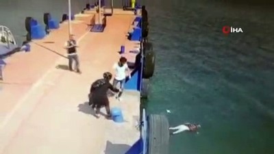 vapur iskelesi -  İskeleden denize atlayan kadını gemi görevlisi böyle kurtardı  Videosu