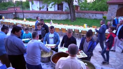 iftar sofrasi - TDV'den Kuzey Makedonya'daki Osmanlı camisinde iftar - ÜSKÜP Videosu