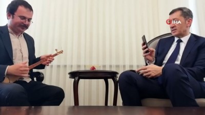 twitter -  Üç telli ustası Milli Eğitim Bakanı Selçuk'a cura çaldı  Videosu