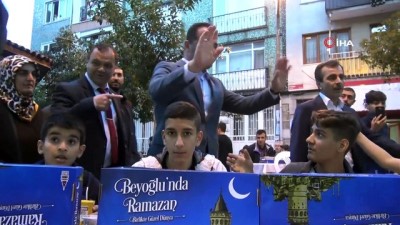 sokak iftari -  Beyoğlu’nda vatandaşlar sokak iftarında buluştu  Videosu