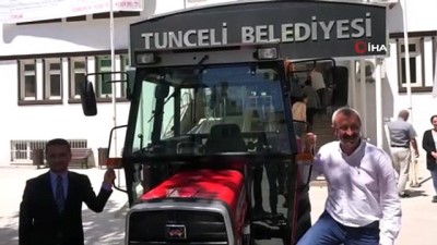 kooperatif -  Çiftçiler gününde, traktör hediye etti  Videosu