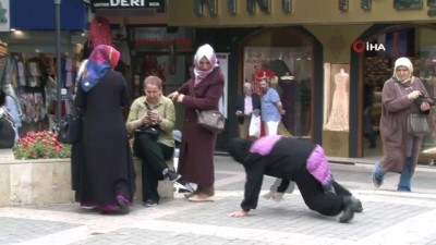arbede -  Kadınlara şiddeti karınca kostümüyle protesto eden vatandaş saldırıya uğradı  Videosu