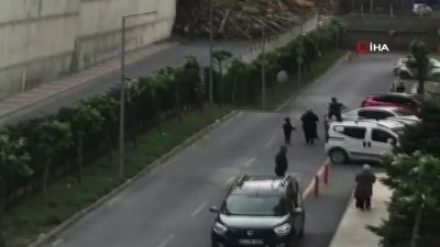  Kayaşehir'de bir sitenin istinat duvarı çöktü