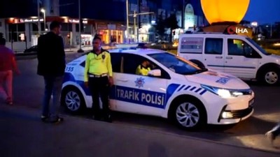 ticari taksi -  Kendini otomobil önüne atan genç kız yaralandı Videosu