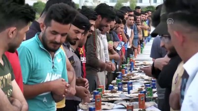 iftar sofrasi - Kerkük Üniversitesinde 1500 kişilik iftar sofrası - KERKÜK Videosu