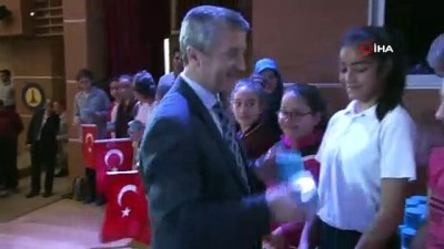 karne hediyesi -  Başarılı ilkokul öğrencilerine kol saati hediyesi  Videosu
