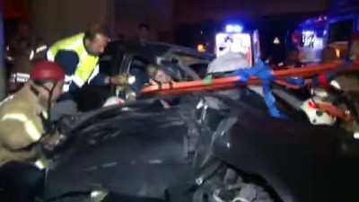 kirkoy -  Kontrolden çıkan otomobil köprü ayaklarına çarptı: 2 yaralı  Videosu