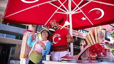 Renkli şovlarıyla turistlere dondurma satıyorlar - ANTALYA 