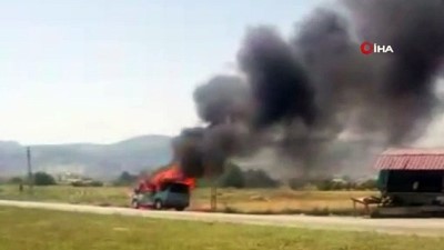 a haber -  Seyir halindeki minibüs alev alev yandı Videosu