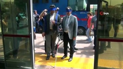 hastane yonetimi -  Devlet Hastanesi Başhekimi Engelliler Haftasına dikkat çekmek için gözleri bağlı danışmaya gitmeye çalıştı  Videosu