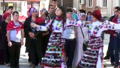 halk oyunlari -  Gurur ve hüznü bir arada yaşadılar  Videosu