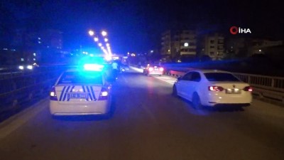 trafik polisi -  Kontrolden çıkan otomobil bariyerlere çarptı Videosu